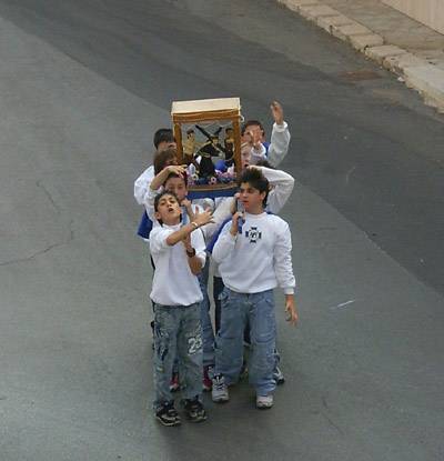 ragazzi in processione