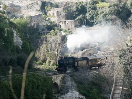 il treno sale nel Val di Noto